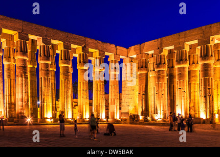 Die große hypostyle Halle von Amenophis III im Luxor-Tempel. Stockfoto