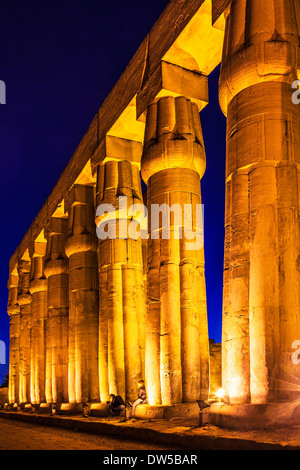 Die große hypostyle Halle von Amenophis III im Luxor-Tempel. Stockfoto