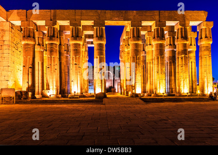 Die große hypostyle Halle von Amenophis III im Luxor-Tempel. Stockfoto