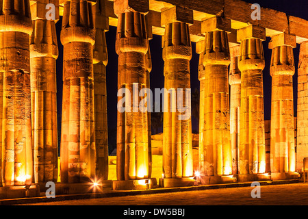 Die große hypostyle Halle von Amenophis III im Luxor-Tempel. Stockfoto