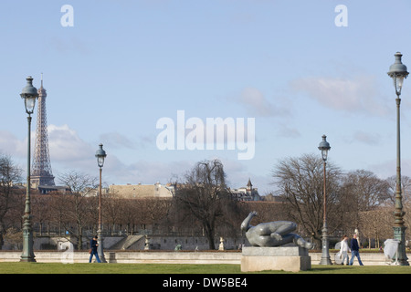 Blick auf Tullieries Garten eine weibliche Statue mit dem Eiffelturm im Hintergrund Paris Stockfoto