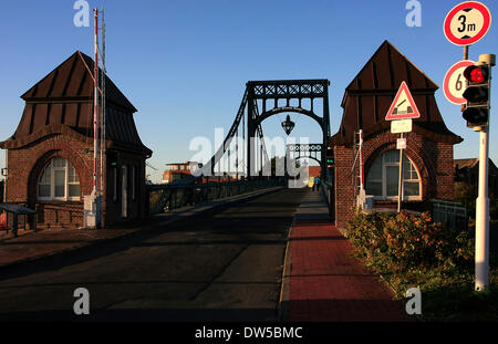 Die Kaiser-Wilhelm-Brücke (Kaiser-Wilhelm-Brücke) in Wilhelmshaven entstand im frühen letzten Jahrhundert als die größte Drehbrücke in Deutschland von der Firma Mann Nürnberg zwischen 1905-1907. Foto: Klaus Nowottnick Datum: 24. Oktober 2013 Stockfoto