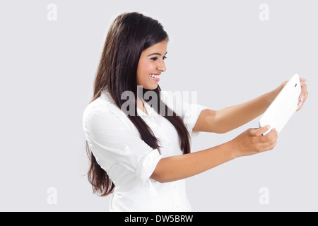 indische Business Frau beobachtete Telefon Stockfoto