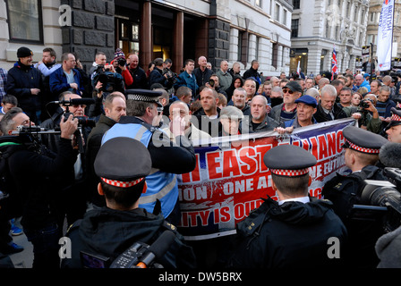 Konfrontation zwischen Polizei und Demonstranten außerhalb der alten Baily während die Verurteilung Lee Rigbys Mörder, Februar 2014 Stockfoto