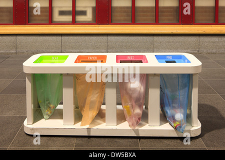 Schon früh Sortieren von Wertstoffen: Glas, Papier, Rest und Plastikflaschen am zentralen Bahnhof in Antwerpen, Belgien Stockfoto