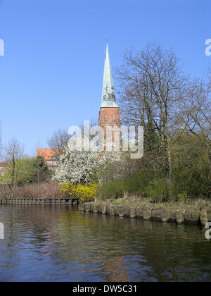 St. Peter hat eine wechselvolle Geschichte. Die romanische Kirche, ehemals dreischiffige erbaute, 1227-1250 und im 15. und 16. Jahrhundert auf fünf dreischiffigen gotischen Hallenkirche erweitert. Foto: Klaus Nowottnick Datum: 10. April 2009 Stockfoto