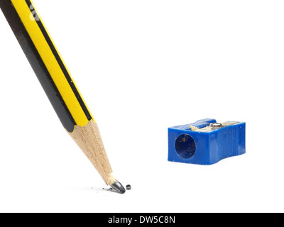 Schwarz-gelben Bleistift mit gebrochenen Spitze und blauen Spitzer erschossen auf weißem Hintergrund Stockfoto