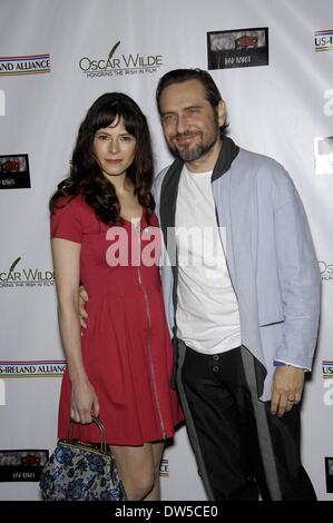 Santa Monica, CA, USA. 27. Februar 2014. Elaine Cassidy, Stephen Lord im Ankunftsbereich für Oscar Wilde: ehrt irische Schrift In Film, Bad Robot Productions, Santa Monica, CA 27. Februar 2014. Bildnachweis: Michael Germana/Everett Collection/Alamy Live-Nachrichten Stockfoto