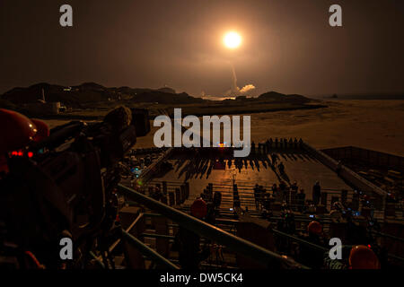 Japan Aerospace Exploration Agency H-IIA Rakete mit der NASA-JAXA globalen Niederschläge Messung Kern Sternwarte Satellit startet vom Tanegashima Space Center 28. Februar 2014 in Tanegashima, Japan. Die GPM-Sonde erfasst Informationen, die Daten von einem internationalen Netzwerk von bestehenden und künftigen Satelliten, die globale Regen und Schneefall alle drei Stunden Karte vereint. Stockfoto