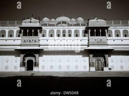 Der Rosenbogen und das grüne Tor in Pitam Niwas Chowk in das Stadtschloss in Jaipur in Rajasthan in Indien in Südasien. Architekturgebäude Kunst Stockfoto