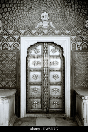 Rosenbogen im Jaipur City Palace in rosa Stadt Jaipur Rajasthan in Indien in Südasien. Tür Tor Architekturgebäude dekorativ verzierten Reisen Stockfoto