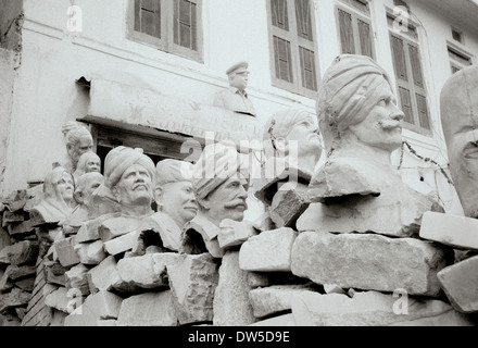 Reisen Fotografie - Street Scene von Steinmetz Köpfe in Jaipur in Rajasthan in Indien in Südasien. Kunst Stein bizarren Reportage Dokumentarfilm Stockfoto