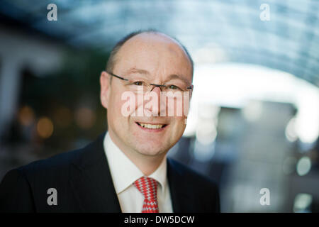 Düsseldorf, Deutschland. 28. Februar 2014. CEO von Immobilienunternehmen Deutsche Annington Rolf Buch vor Beginn der jährlichen Pressekonferenz im Maritim Hotel in Düsseldorf, 28. Februar 2014. Foto: ROLF VENNENBERND/Dpa/Alamy Live News Stockfoto