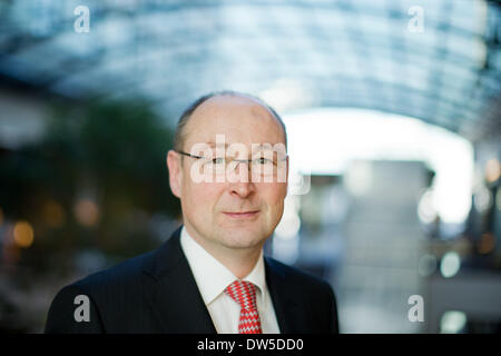 Düsseldorf, Deutschland. 28. Februar 2014. CEO von Immobilienunternehmen Deutsche Annington Rolf Buch vor Beginn der jährlichen Pressekonferenz im Maritim Hotel in Düsseldorf, 28. Februar 2014. Foto: ROLF VENNENBERND/Dpa/Alamy Live News Stockfoto