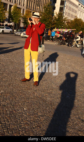 Ein Tourist nimmt Bilder mit seiner Kamera am Brandenburger Tor in Berlin, 29. September 2013. Jedes Jahr kommen immer mehr Touristen in die deutsche Hauptstadt. Dieses Foto ist Teil einer Serie über den Tourismus in Berlin. Foto: Wolfram Steinberg dpa Stockfoto