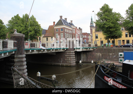 Lager und Segelschiffen entlang der Kanäle im Nooderhaven (Northern Harbour) in Groningen, Niederlande Stockfoto