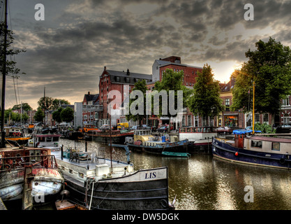 Lager und Segelschiffen entlang der Kanäle im Nooderhaven (Northern Harbour) in Groningen, The Netherlands, HDR-Bearbeitung Stockfoto