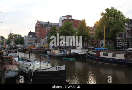 Lager und Segelschiffen entlang der Kanäle im Nooderhaven (Northern Harbour) in Groningen, Niederlande Stockfoto