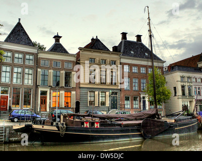 Segelschiffe im Winter in den Kanal bei Hoge der A in Groningen, Niederlande Stockfoto