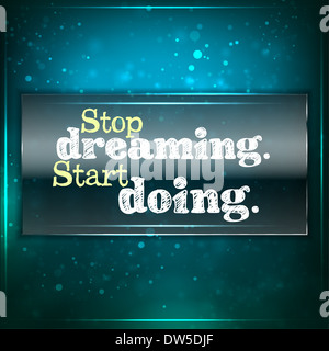 Hör auf zu träumen. Anfangen. Futuristische motivationalen Hintergrund. Kreide geschriebene Text auf ein Stück Glas. Stockfoto