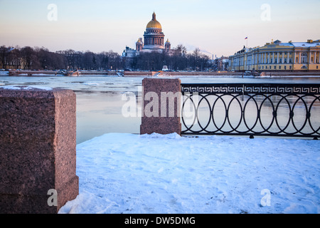 St. Isaak Kathedrale - Blick über den Fluss Newa aus der Vasilievsky Insel. Russischen Winter. Dämmerung. Stockfoto