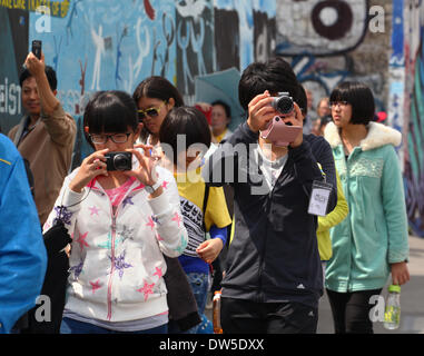 Eine Gruppe von asiatischen Touristen fotografieren an der East Side Gallery in Berlin, 13. Juli 2013. Jedes Jahr kommen immer mehr Touristen in die deutsche Hauptstadt. Das Foto ist Teil einer Serie über den Tourismus in Berlin. Foto. Wolfram Steinberg dpa Stockfoto