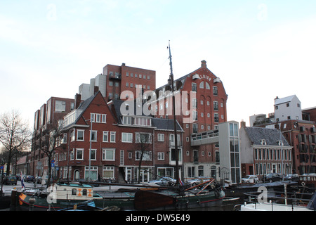 Lager und Segelschiffen entlang dann Kanäle bei Nooderhaven (Northern Harbour) in Groningen, Niederlande Stockfoto