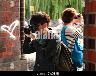 Eine Gruppe von asiatischen Touristen fotografieren an der Oberbaumbrücke in Berlin, 11. Juni 2013. Jedes Jahr kommen immer mehr Touristen in die deutsche Hauptstadt. Das Foto ist Teil einer Serie über den Tourismus in Berlin. Foto. Wolfram Steinberg dpa Stockfoto