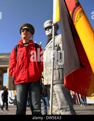 Eine asiatische Touristen (l) posiert für ein Foto vor dem Brandenburger Tor in Berlin, 3. Oktober 2013. Jedes Jahr kommen immer mehr Touristen in die deutsche Hauptstadt. Das Foto ist Teil einer Serie über den Tourismus in Berlin. Foto. Wolfram Steinberg dpa Stockfoto