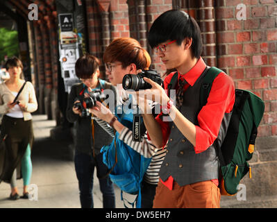 Eine Gruppe von asiatischen Touristen fotografieren an der Oberbaumbrücke in Berlin, 11. Juni 2013. Jedes Jahr kommen immer mehr Touristen in die deutsche Hauptstadt. Das Foto ist Teil einer Serie über den Tourismus in Berlin. Foto. Wolfram Steinberg dpa Stockfoto