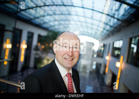 Düsseldorf, Deutschland. 28. Februar 2014. CEO von Immobilienunternehmen Deutsche Annington Rolf Buch vor Beginn der jährlichen Pressekonferenz im Maritim Hotel in Düsseldorf, 28. Februar 2014. Foto: ROLF VENNENBERND/Dpa/Alamy Live News Stockfoto