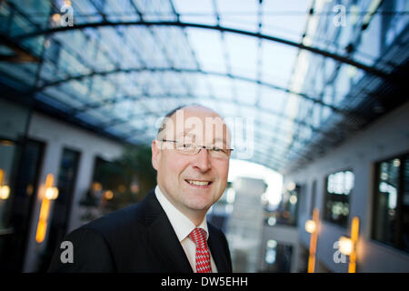 Düsseldorf, Deutschland. 28. Februar 2014. CEO von Immobilienunternehmen Deutsche Annington Rolf Buch vor Beginn der jährlichen Pressekonferenz im Maritim Hotel in Düsseldorf, 28. Februar 2014. Foto: ROLF VENNENBERND/Dpa/Alamy Live News Stockfoto