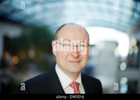 Düsseldorf, Deutschland. 28. Februar 2014. CEO von Immobilienunternehmen Deutsche Annington Rolf Buch vor Beginn der jährlichen Pressekonferenz im Maritim Hotel in Düsseldorf, 28. Februar 2014. Foto: ROLF VENNENBERND/Dpa/Alamy Live News Stockfoto