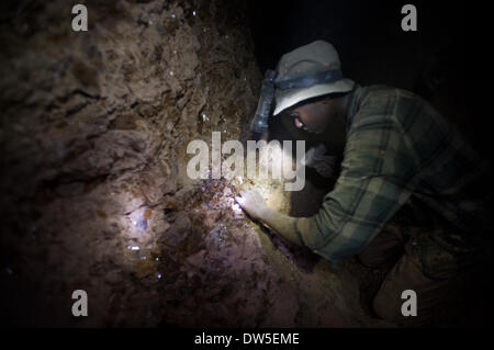 Im Inneren eine kleine Tansanit arbeiten mine in Tansania Bergleute unter erschwerten Bedingungen. Tansanit ist die blaue Varietät des Minerals Zoisit. Es ist eine sehr seltene Edelstein und bekannt für seine Trichroismus erscheinen abwechselnd Saphir Blau, violett und burgun Stockfoto