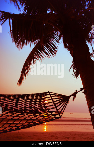 Hängematte am Strand bei Sonnenuntergang Stockfoto