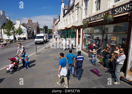 Straßenmusik in Cromwell Street, Stornoway Stockfoto