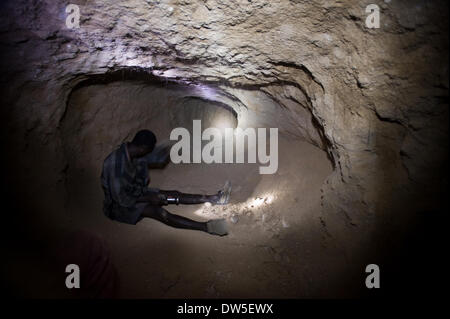 Im Inneren eine kleine Tansanit arbeiten mine in Tansania Bergleute unter erschwerten Bedingungen. Tansanit ist die blaue Varietät des Minerals Zoisit. Es ist eine sehr seltene Edelstein und bekannt für seine Trichroismus erscheinen abwechselnd Saphir Blau, violett und burgun Stockfoto