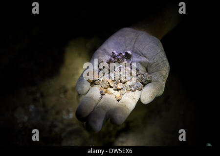 Im Inneren eine kleine Tansanit arbeiten mine in Tansania Bergleute unter erschwerten Bedingungen. Tansanit ist die blaue Varietät des Minerals Zoisit. Es ist eine sehr seltene Edelstein und bekannt für seine Trichroismus erscheinen abwechselnd Saphir Blau, violett und burgun Stockfoto