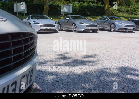 Aston Martin Vanquish, Aston Martin DB9 und DB9 Volante in einem Parkplatz, Culbone, Vereinigtes Königreich, Europa Stockfoto