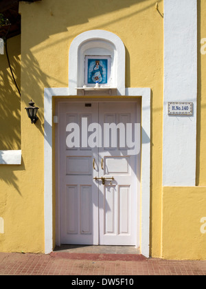 Indien, Goa, Panjim, Fontainhas, Rua Sao Tome, Tür bunt bemalten Hauses im alten portugiesischen Quartier Latin Stockfoto