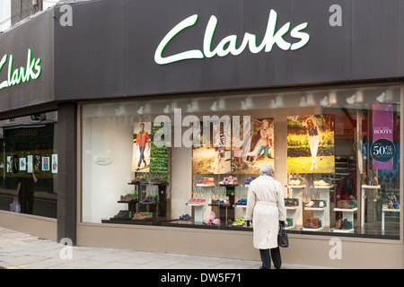 Clarks Schuhe. Eine Frau im Schaufenster eines Clarks Schuhgeschäft in Nottingham, England, UK suchen Stockfoto