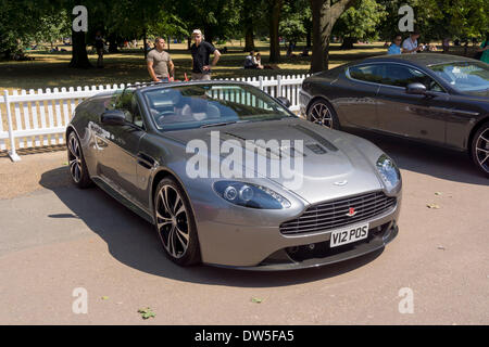 Aston Martin V12 Vantage Roadster (2012) Aston Martin Timeline, hundertjährigen Feier 2013 100 Jahre Aston Martin, Kensington Park, London, Vereinigtes Königreich, Europa Stockfoto