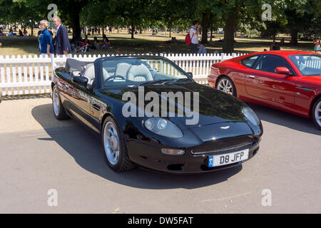 Aston Martin DB7 Volante Stratstone Limited Edition (1999), Aston Martin Timeline, hundertjährigen Feier 2013 100 Jahre Aston Martin, Kensington Park, London, Vereinigtes Königreich, Europa Stockfoto