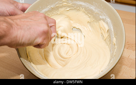 Aufrahmen Zutaten in eine Rührschüssel geben für ein Biskuit Stockfoto