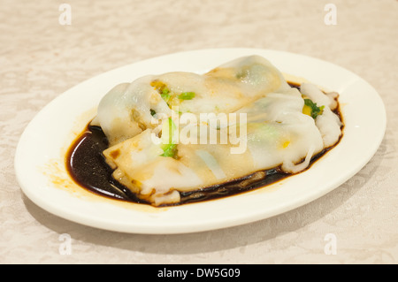 Reisnudeln rollt auf einem Teller in Hong Kong Dim-Sum-restaurant Stockfoto