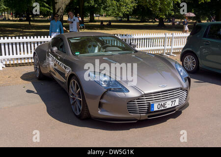 Aston Martin ONE-77 (2009-2012), Aston Martin Timeline, hundertjährigen Feier 2013 100 Jahre Aston Martin, Kensington Park, London, Vereinigtes Königreich, Europa Stockfoto