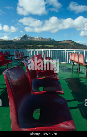 Rote Sitze auf dem Caledonian MacBrayne Ardrossan Brodick Arran Fähre nähert sich Brodick, Arran, Ayrshire Stockfoto