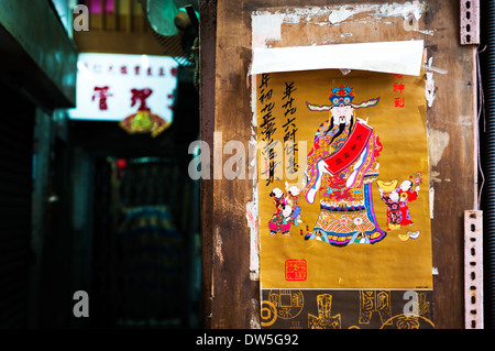 Poster von chinesisches Geld Gott an Wand Wohn-Gebäude, Hong Kong Stockfoto