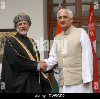 Neu-Delhi, Indien. 28. Februar 2014. Minister für auswärtige Angelegenheiten von Oman Yousuf Bin Alawi Bin Abdullah (L) trifft sich mit indischen externe Angelegenheiten Minister Salman Kurshid in Hyderabad Haus in Neu-Delhi, Indien, 28. Februar 2014. © Partha Sarkar/Xinhua/Alamy Live-Nachrichten Stockfoto