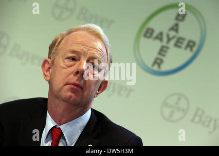 Leverkusen, Deutschland. 28. Februar 2014. CEO der Bayer AG Marijn Dekkers präsentiert die Unternehmenszahlen in Leverkusen, Deutschland, 28. Februar 2014. Die Ergebnisse für das Jahr 2013 wurden das Jahr des 150-jährigen Firmenjubiläums einige der besten in der Geschichte der Pharmakonzern Bayer. Foto: OLIVER BERG/Dpa/Alamy Live News Stockfoto